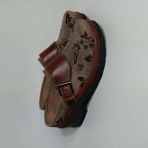 Klogs Austin Taupe Suede Tapestry Leather Clogs - 7M